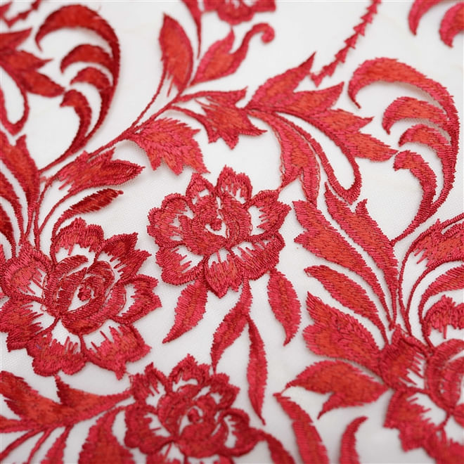 Tecido renda tule nude barrado bordado vermelho