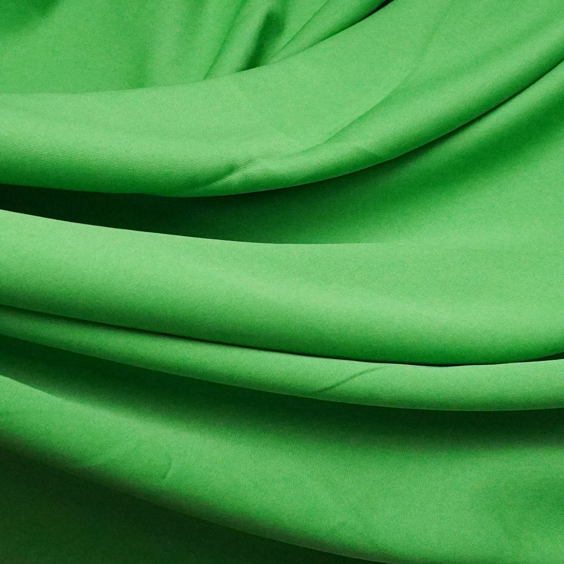 Tecido crepe alfaiataria leve verde bandeira