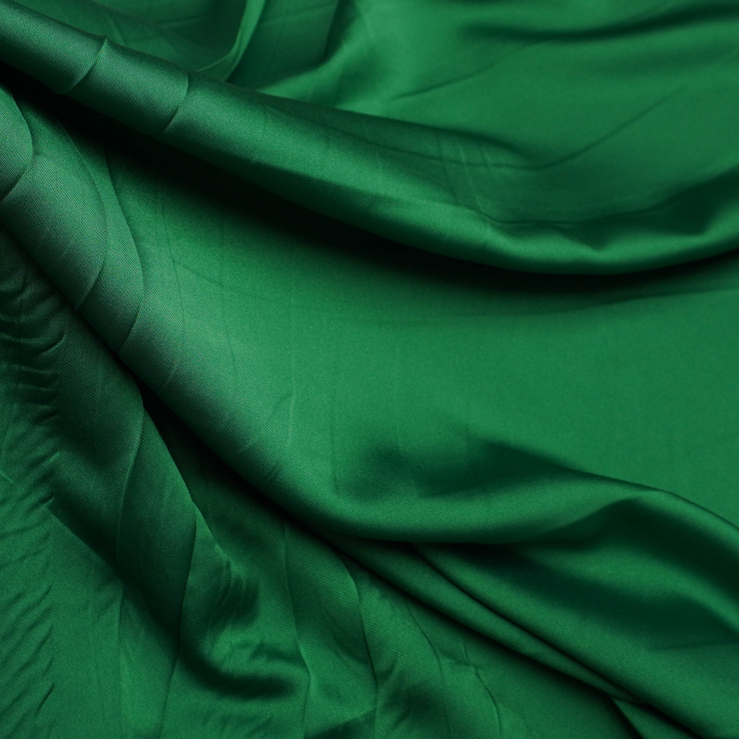 Tecido crepe versailles verde bandeira