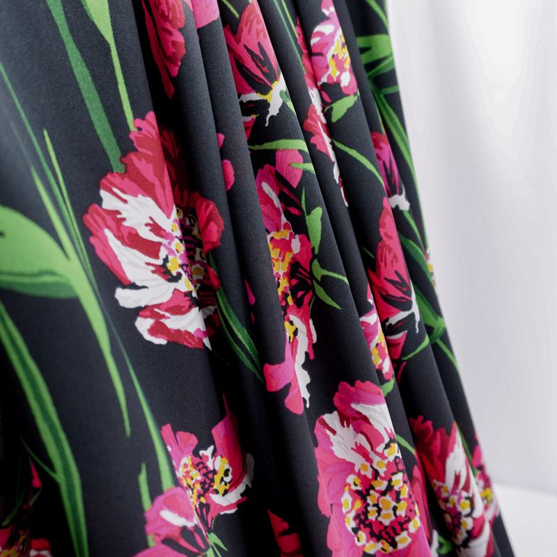 3052-TECIDO-CREPE-ACETINADO-PRETO-ESTAMPADO--4-