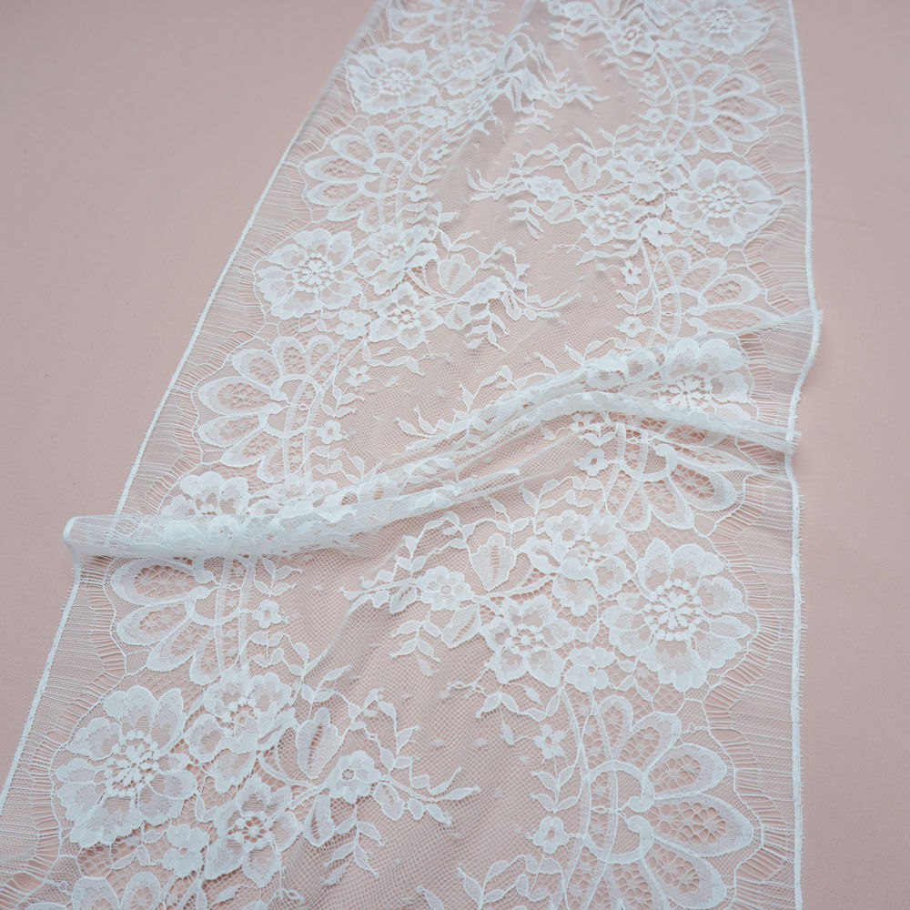 Tecido bico de renda chantilly off white - Und 300cm x 34cm