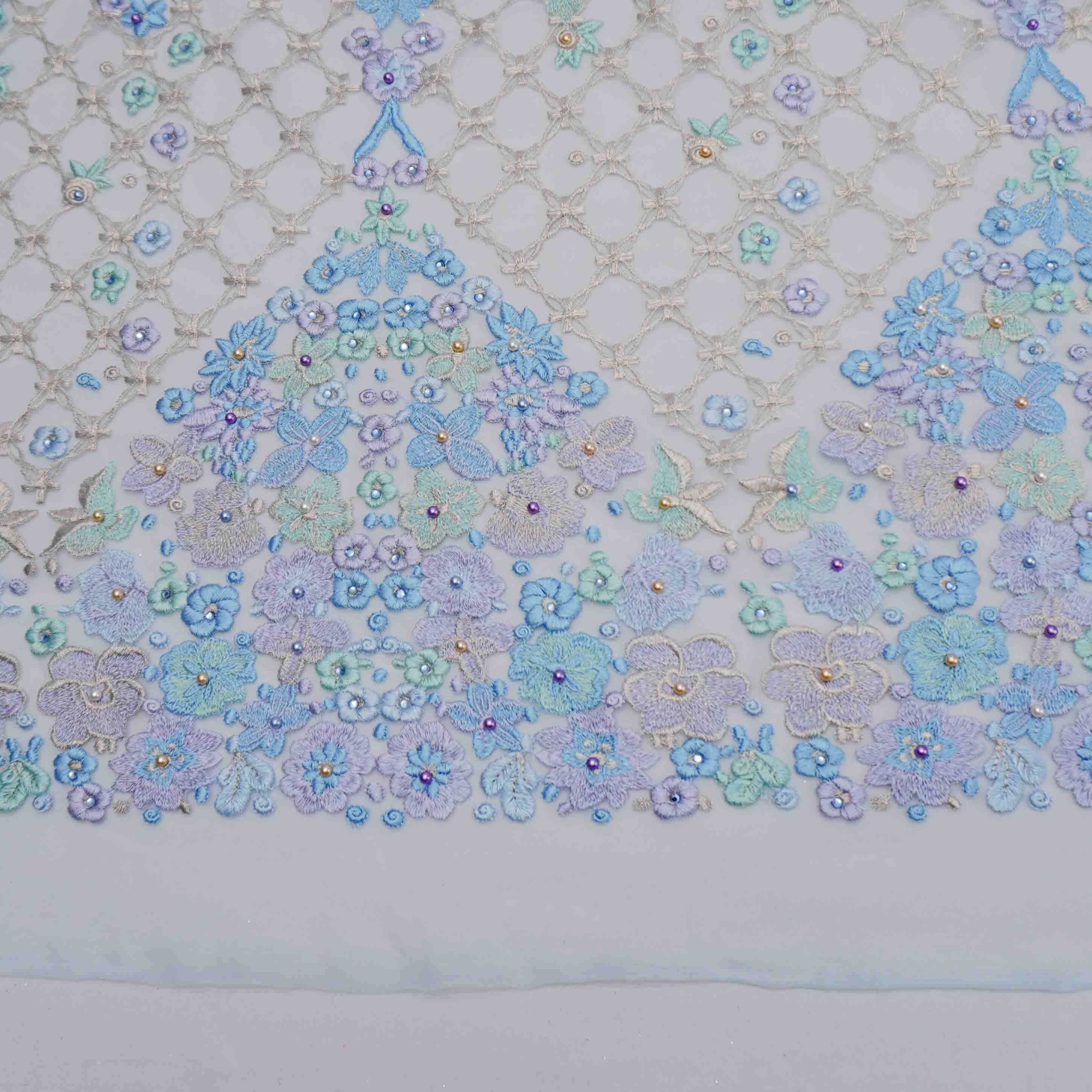 Tecido renda tule bordado pérolas floral azul serenity/lilás