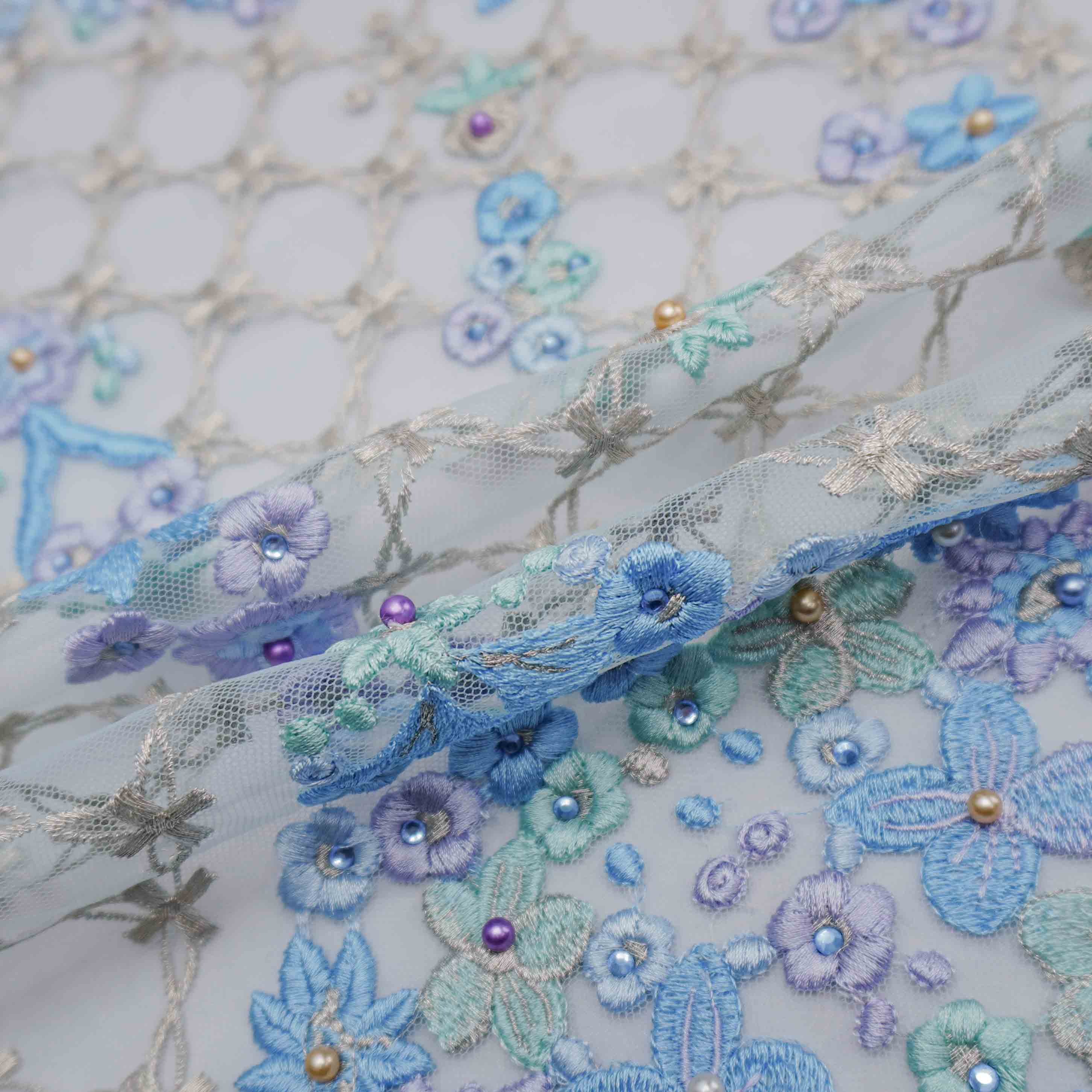 Tecido renda tule bordado pérolas floral azul serenity/lilás