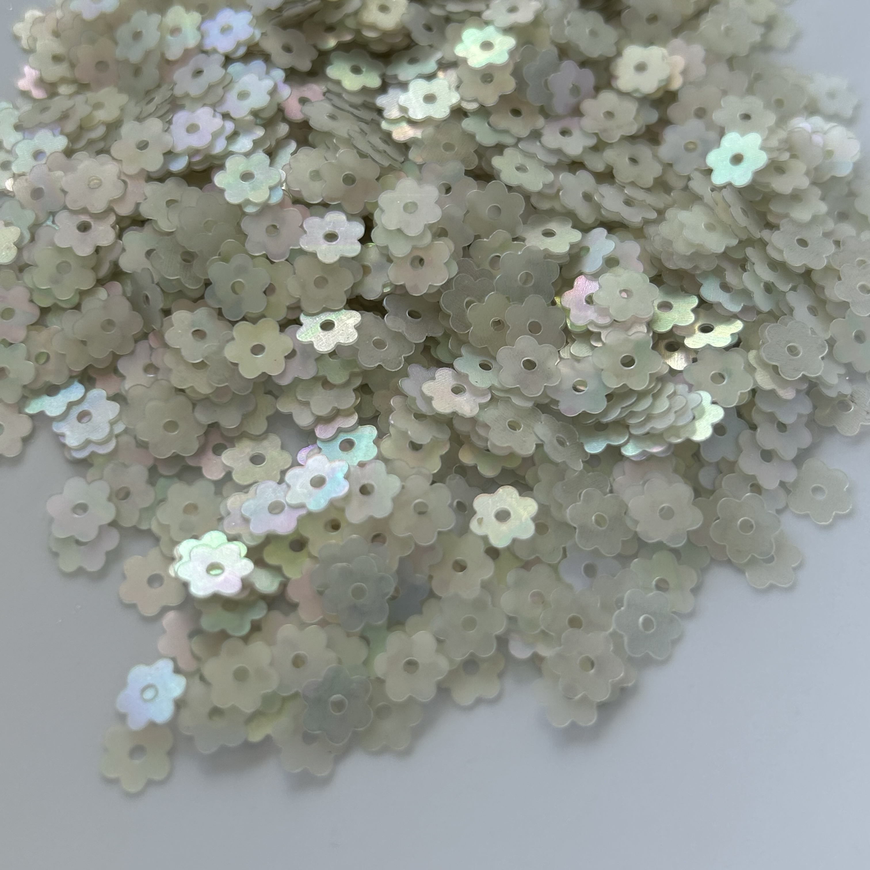 Paetê designer - flor cor off- white 5mm