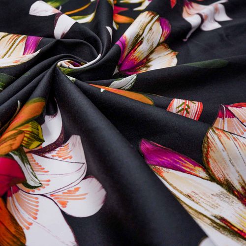 Tecido sarja com elastano preto estampado floral (tecido italiano legitímo)