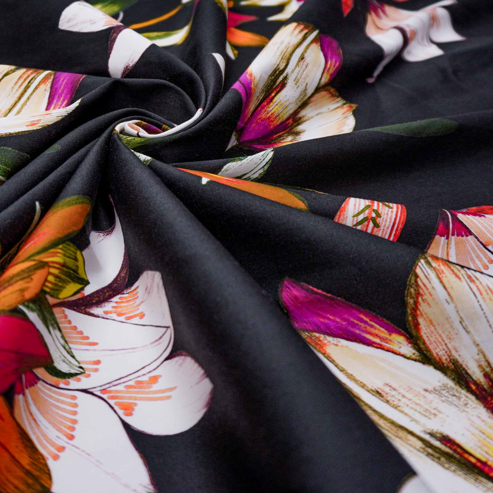 Tecido sarja com elastano preto estampado floral (tecido italiano legitímo)