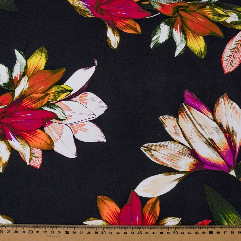 5848-TECIDO-SARJA-COM-ELASTANO-PRETO-ESTAMPADO-FLORAL--3-