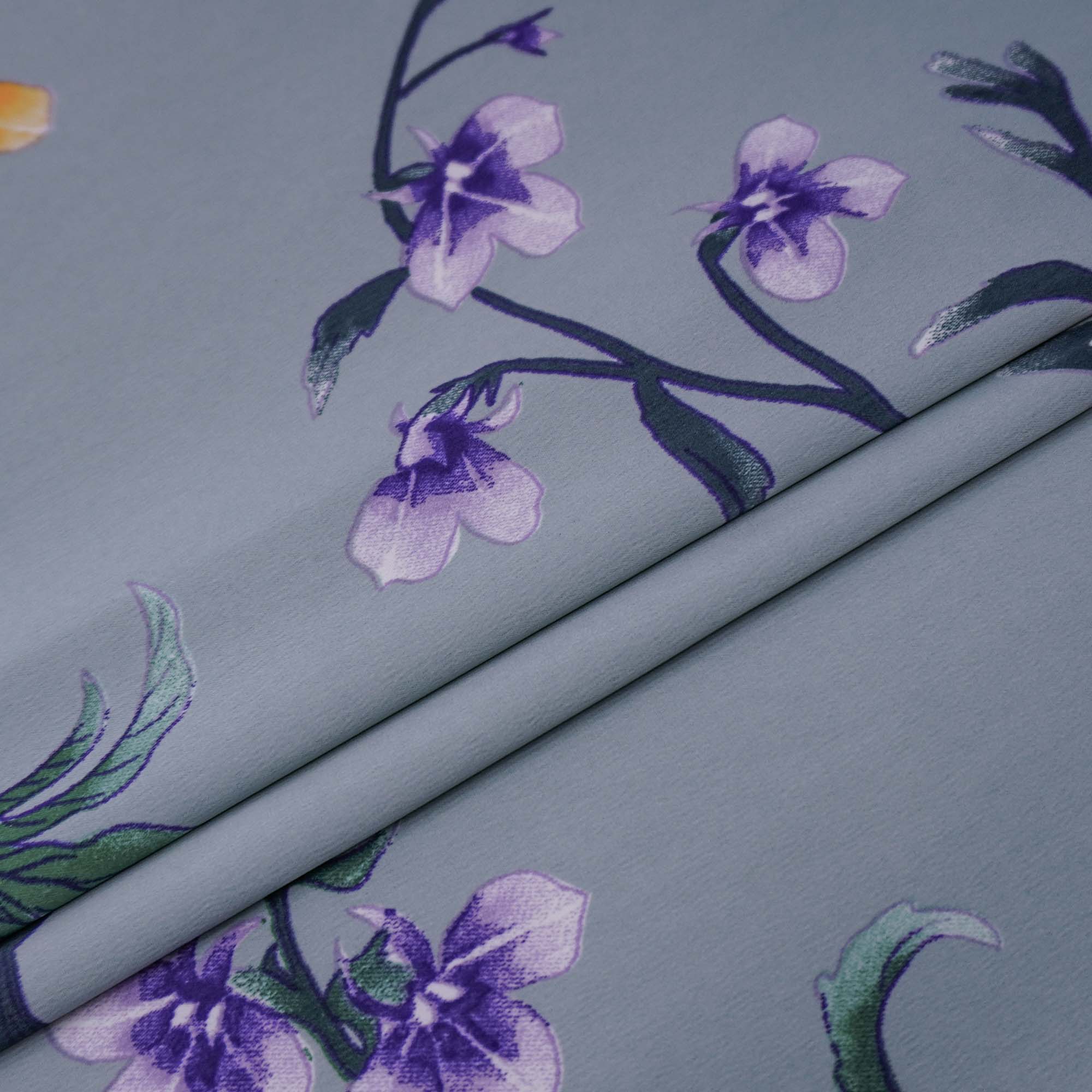 Tecido crepe acetinado azul acinzentado estampado floral (tecido italiano legítimo)