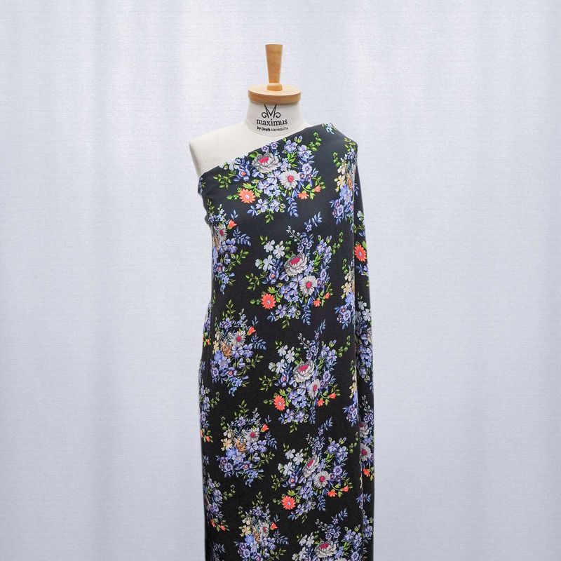 7636-TECIDO-CREPE-LEVE-DE-VISCOSE-FLORAL-PRETO-AZUL--4-