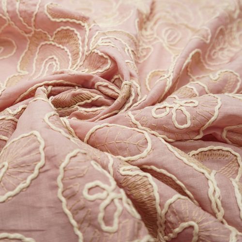 Tecido cambraia de algodão bordada cordonê rosa