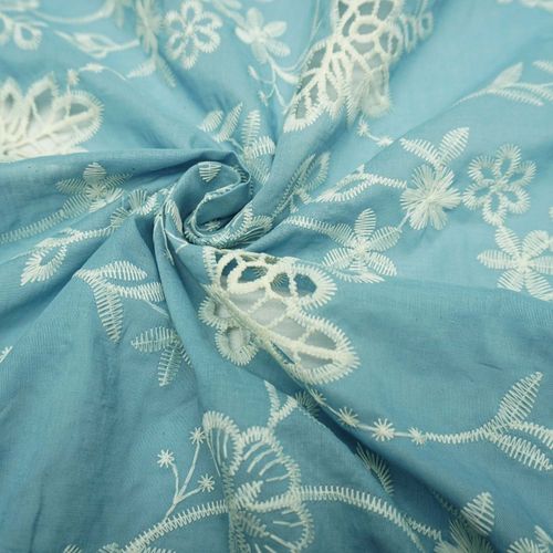 Tecido cambraia de algodao bordado poliester azul serenity/off white
