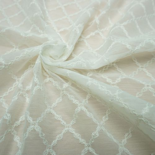 Tecido chiffon canelado bordado cordonê branco