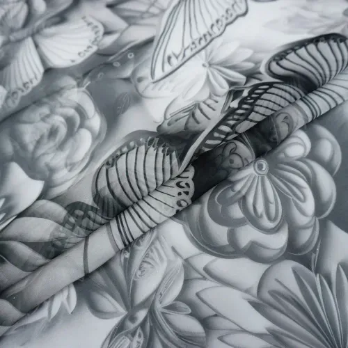 Tecido gazar toque de seda estampado borboleta preto/branco - und 130x150cm