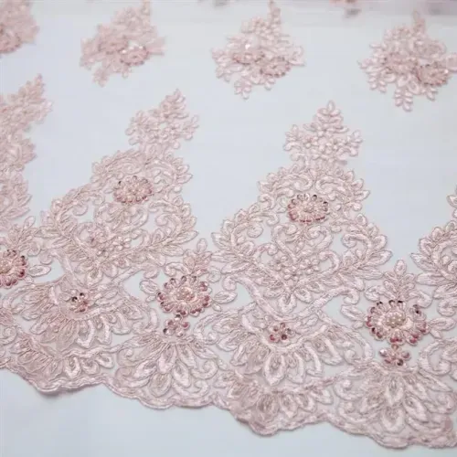 Tecido renda bordada pedraria rosa  bebê