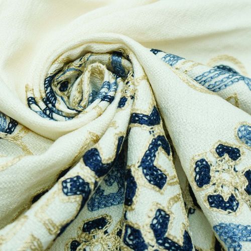 Tecido viscose barrado bordado azul